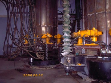 河南兩側的電極系統升降油缸